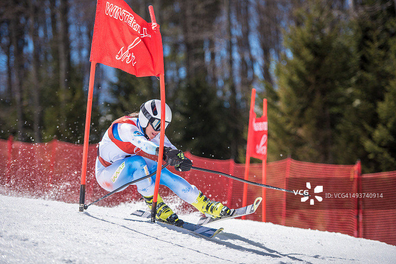 处于低姿态的专业高山滑雪者正在进行急转弯图片素材