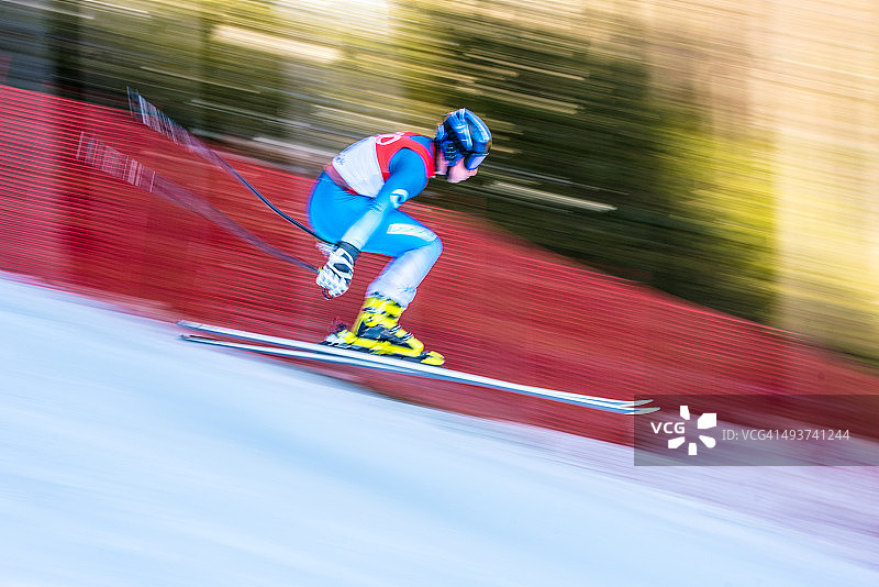 专业高山滑雪运动员在空中图片素材