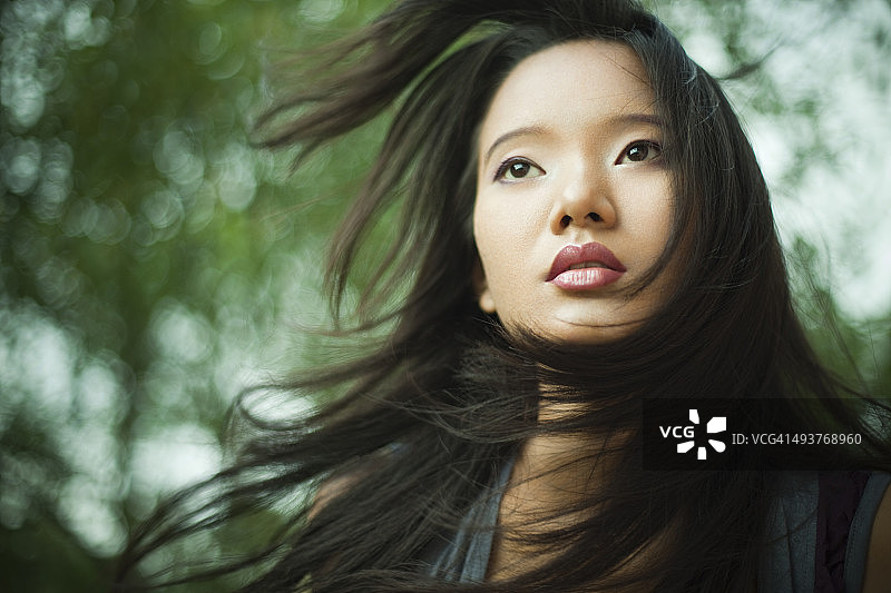 长发飘逸的亚洲年轻美女图片素材