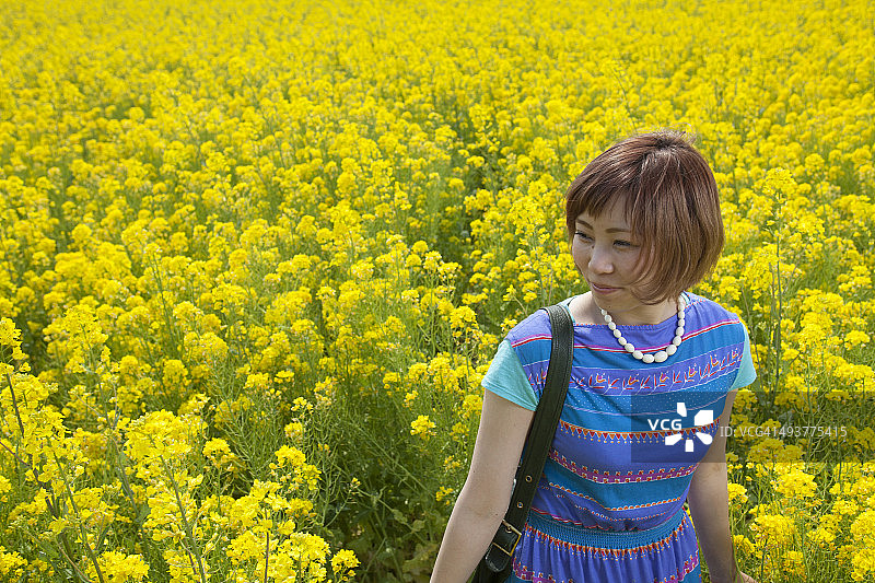 在花田中行走的一位22岁女人图片素材