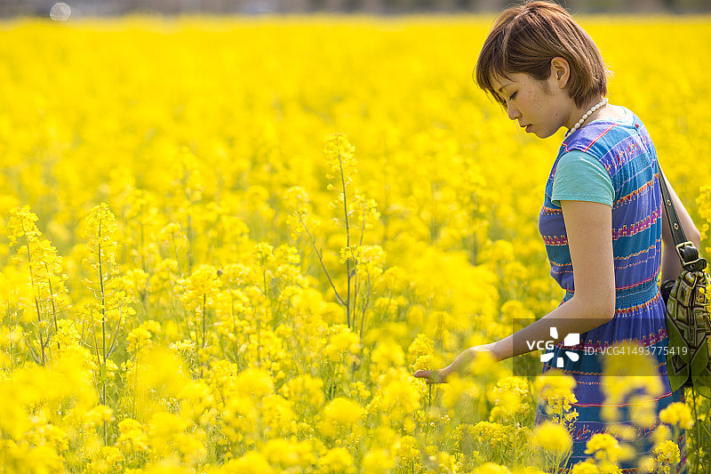 一位22岁的女人站在花丛中图片素材