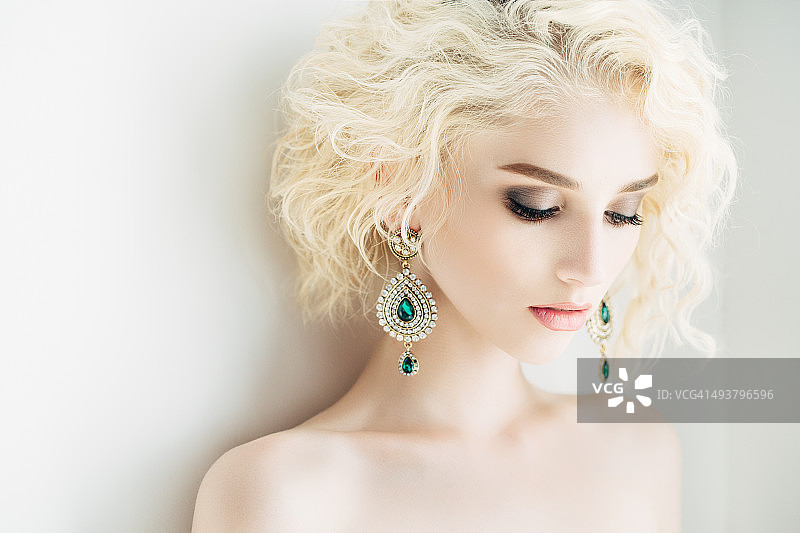 佩戴漂亮耳环、发型别致的美丽女人图片素材