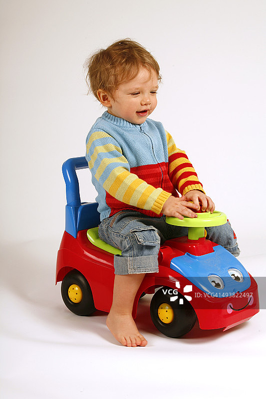 男婴玩他的汽车图片素材
