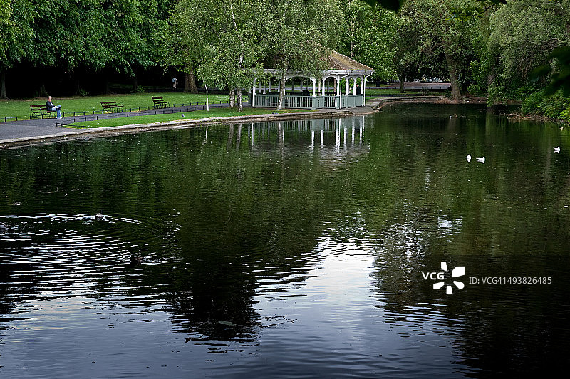 都柏林圣斯蒂芬公园湖泊与人物图片素材