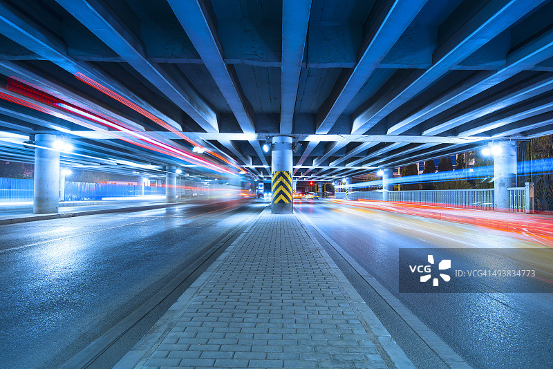 城市公路夜间交通图片素材