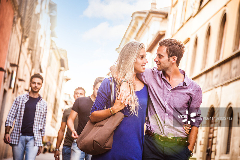 年轻夫妇和朋友在户外图片素材