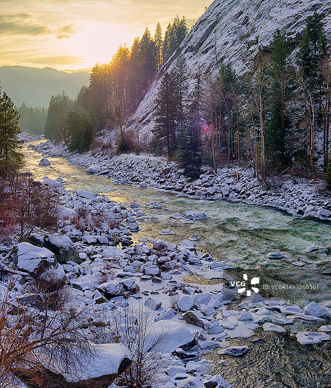 韦纳奇河日出倒影图片素材