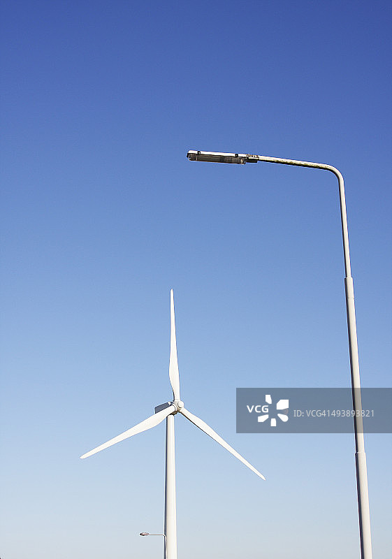 风力涡轮机和路灯图片素材