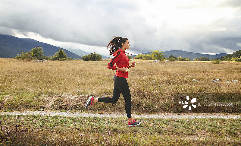 年轻女人在户外慢跑图片素材