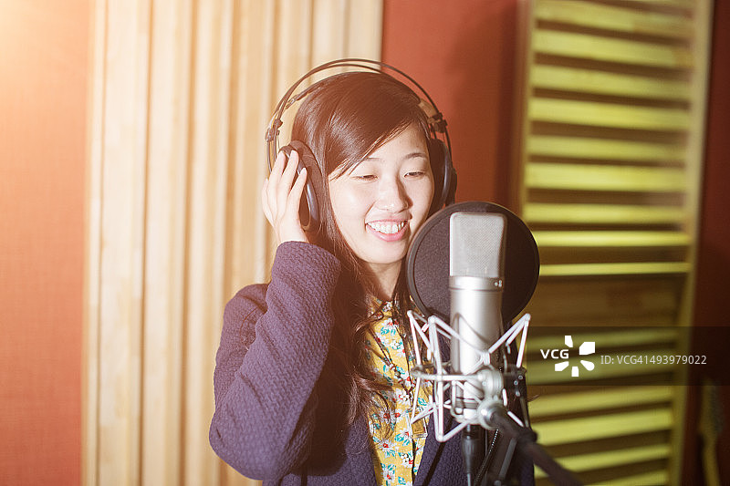 亚洲歌手在录音室制作歌曲图片素材