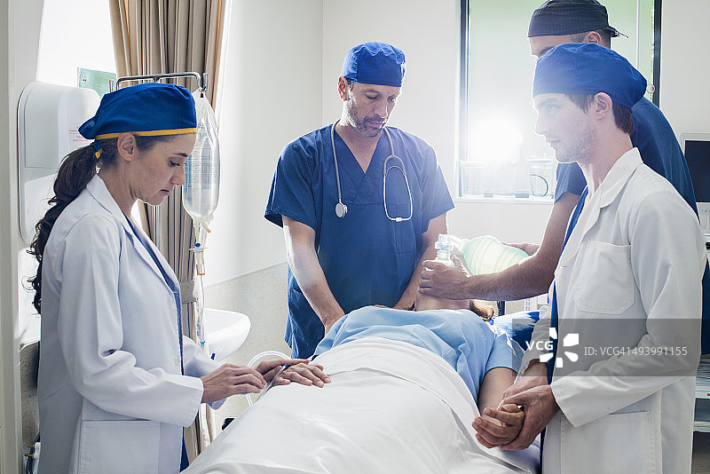 医生护理担架上的病人图片素材