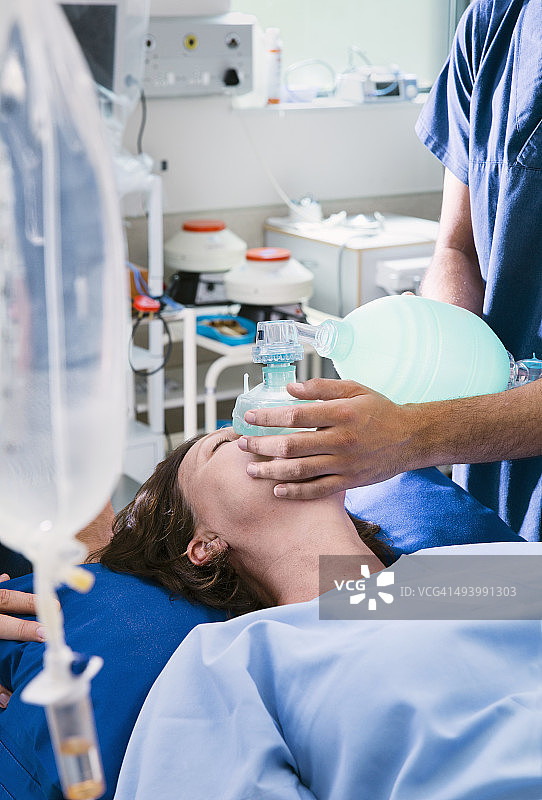 急诊室里痛苦的病人图片素材