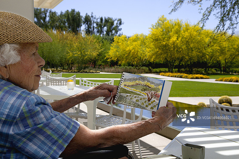 96岁户外写生艺术家欣赏她的速写图片素材