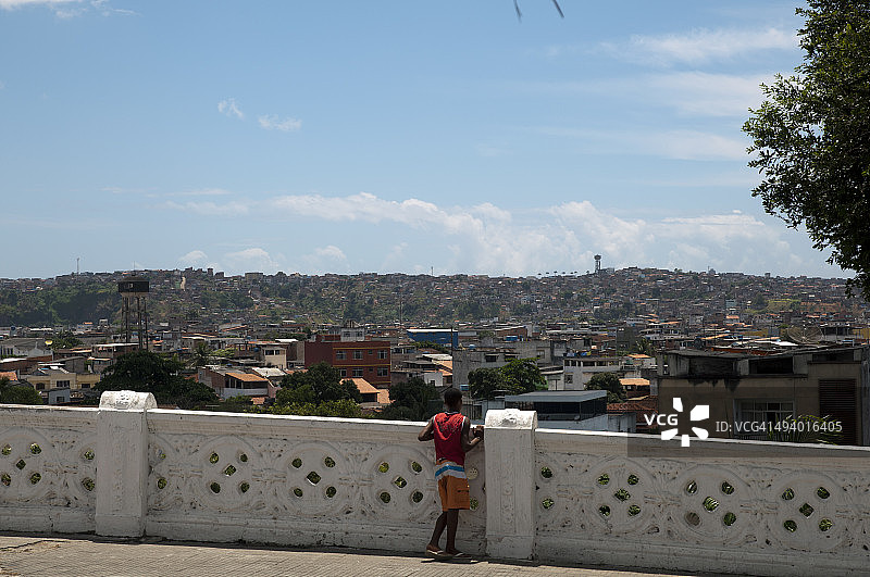 巴西萨尔瓦多拥挤房屋边的儿童图片素材