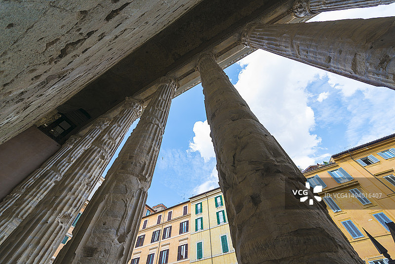 罗马哈德良神庙的柱子和天空图片素材