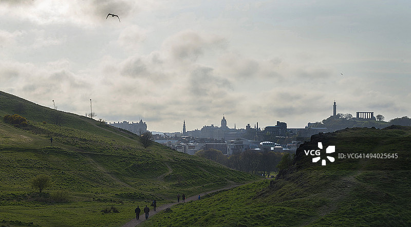 从亚瑟王座俯瞰苏格兰爱丁堡图片素材