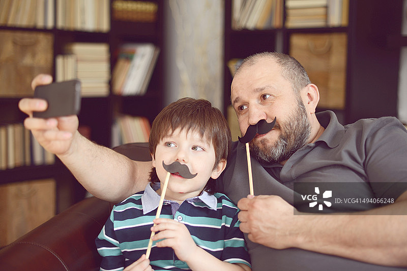 父亲和小儿子图片素材