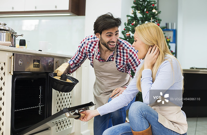 年轻夫妇正在准备圣诞蛋糕图片素材