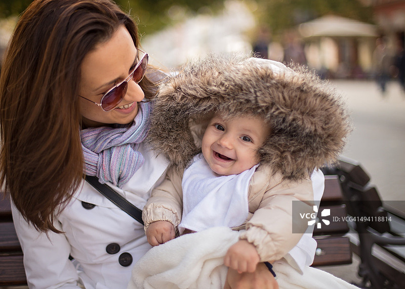快乐的母亲和女儿户外图片素材