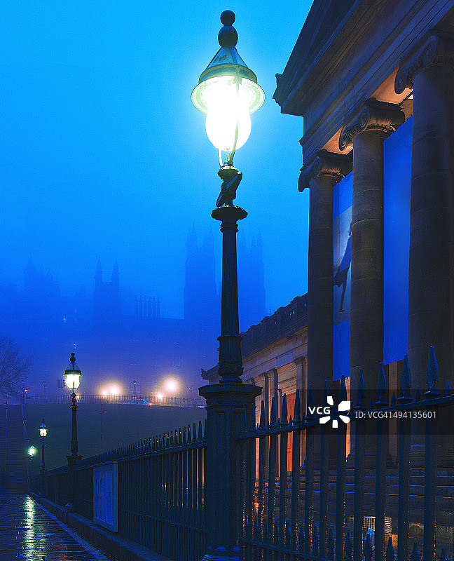 爱丁堡：苏格兰与雾蒙蒙的土墩图片素材