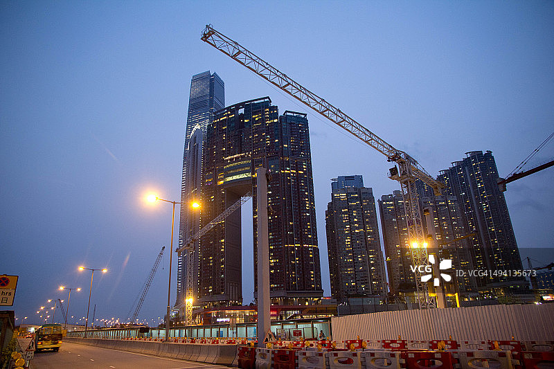 国际刑事法院外的高速列车建筑工地图片素材