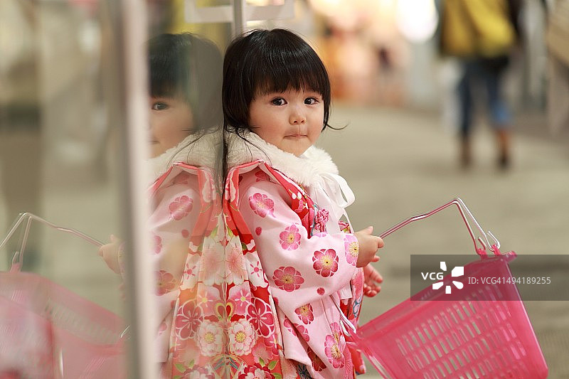 抱着购物篮的婴儿图片素材