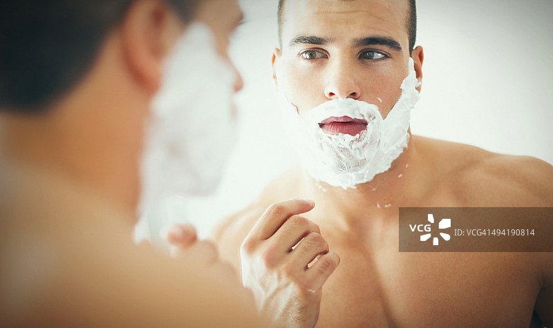 清晨剃须图片素材