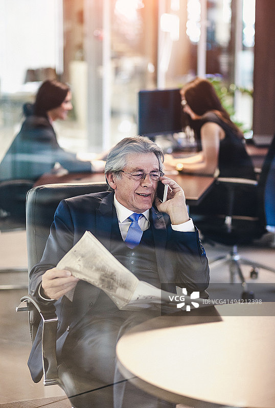 正在打电话的年长商人图片素材