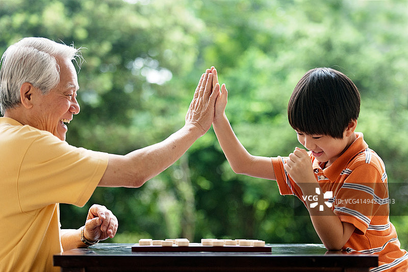 祖孙俩下象棋图片素材