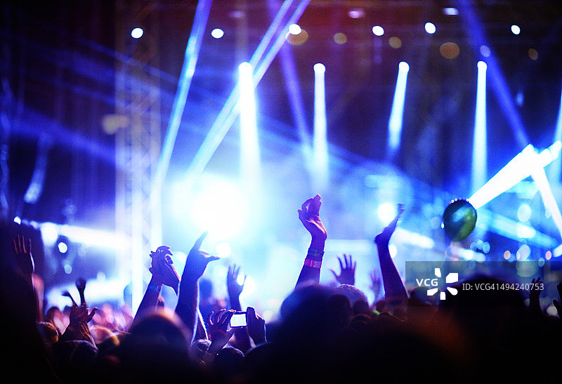 享受音乐会的人群图片素材