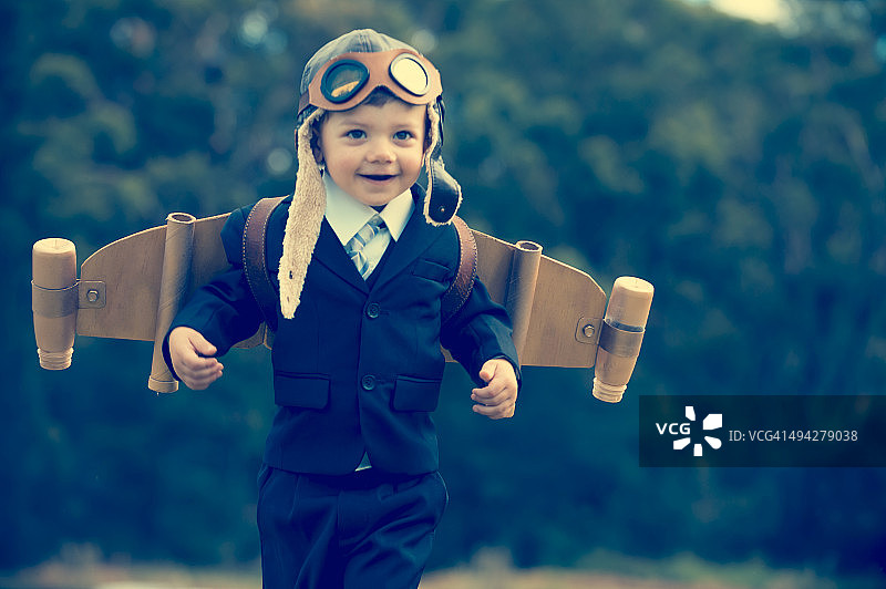 有志向的创新商业理念。穿着家居服的幼儿图片素材