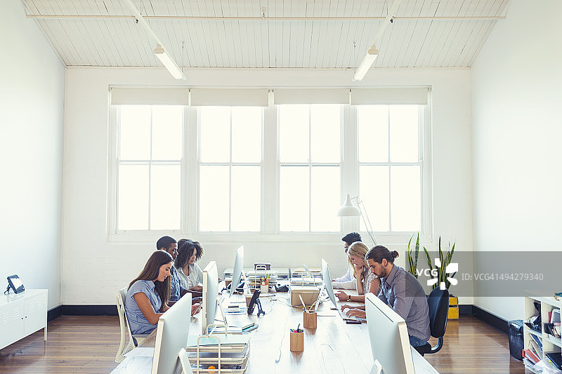 一群年轻的商务人士在工作。图片素材