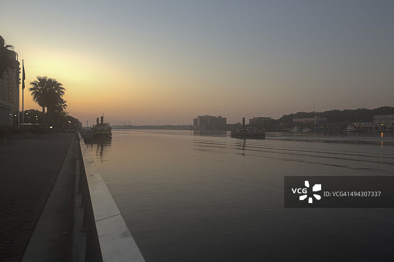 雾中的佐治亚州萨凡纳河图片素材