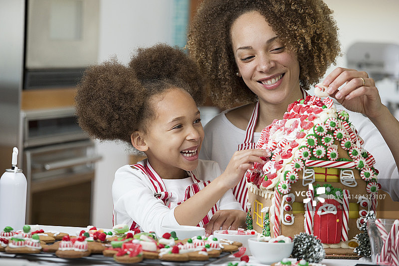 黑人母女装饰姜饼屋图片素材