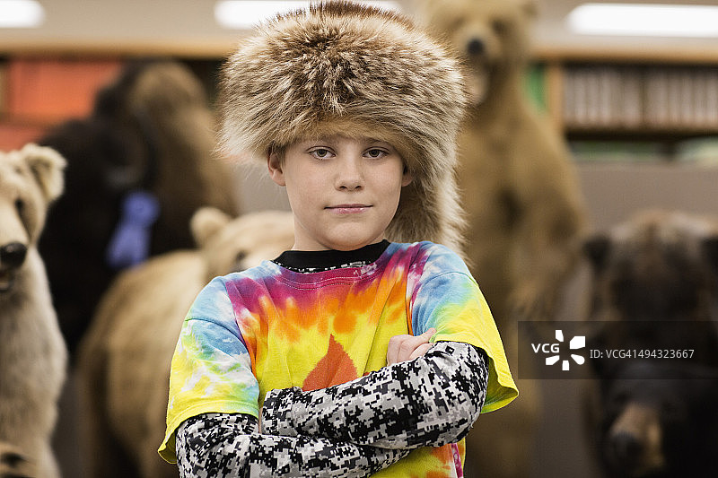 在自然历史博物馆戴皮帽的男孩图片素材