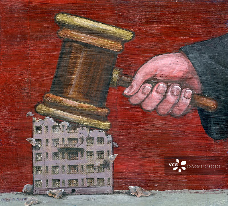 法官用槌敲击住宅模型（红色背景，寓意法律强制取消抵押品赎回权）图片素材