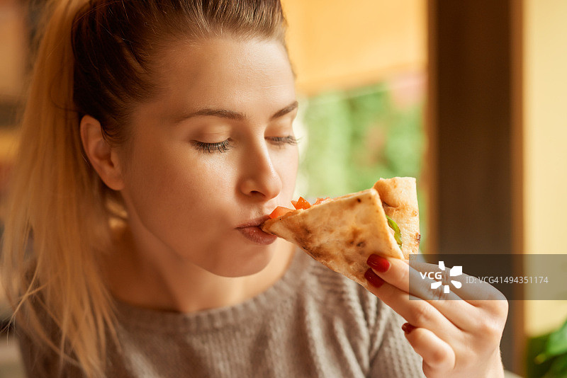 享受我的意式烤面包图片素材