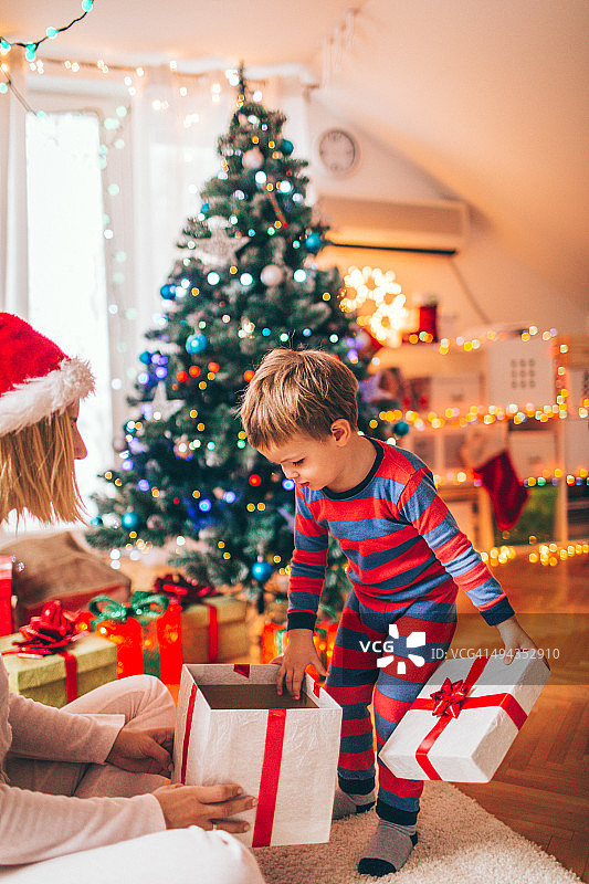 拆圣诞礼物图片素材