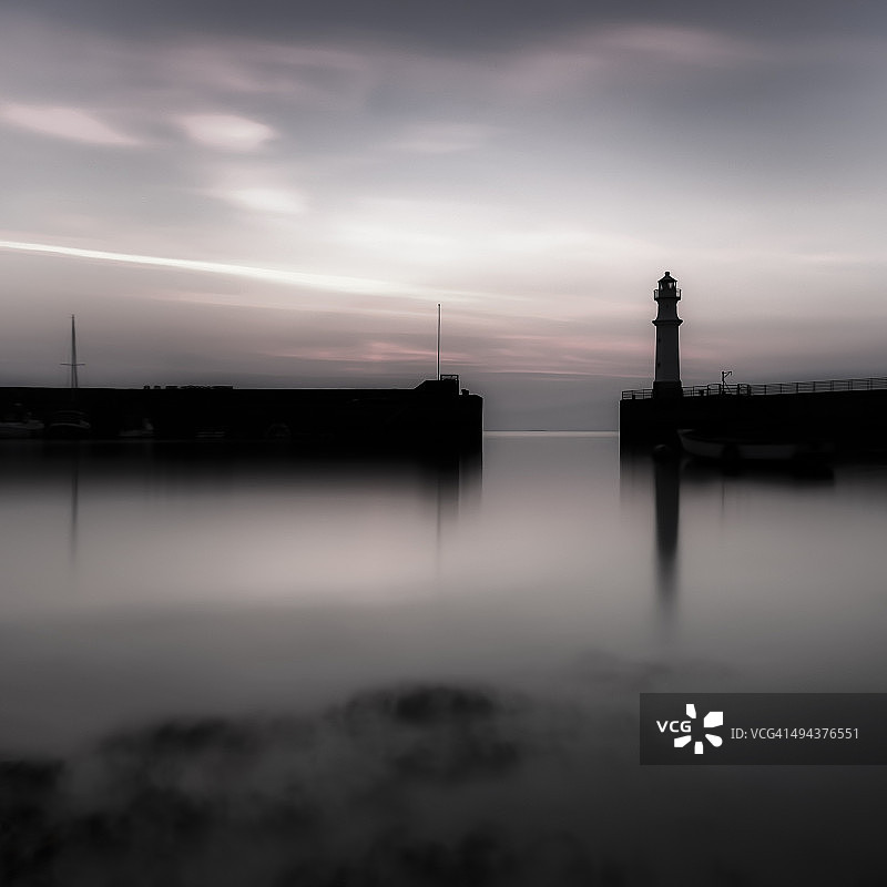 英国苏格兰爱丁堡格兰顿港灯塔夜景图片素材