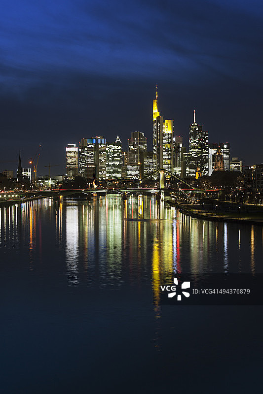 德国黑森州法兰克福金融区伊格纳茨-布比斯桥夜景图片素材