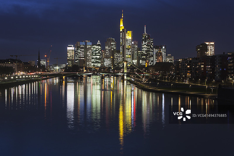 德国黑森州法兰克福金融区伊格纳茨-布比斯桥夜景图片素材