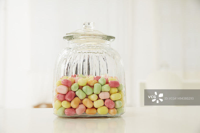 德国慕尼黑，桌子上的糖果罐图片素材