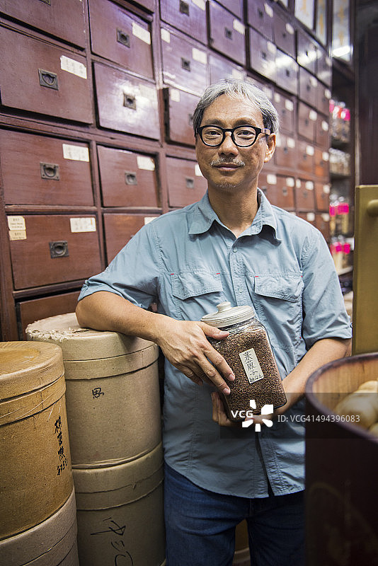 香港九龙的传统中药店店主图片素材