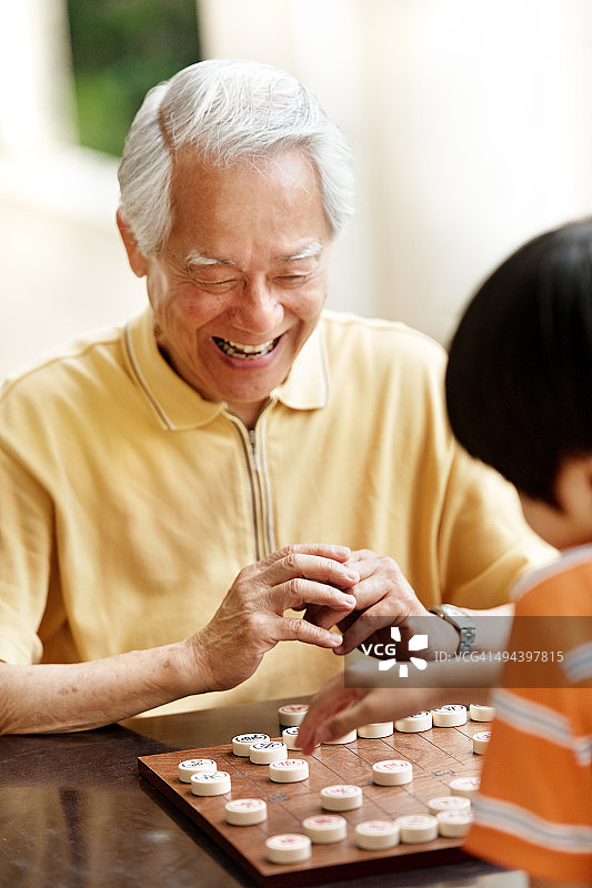 祖孙俩下象棋图片素材