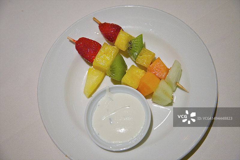 蘸酱附近的彩色水果串图片素材