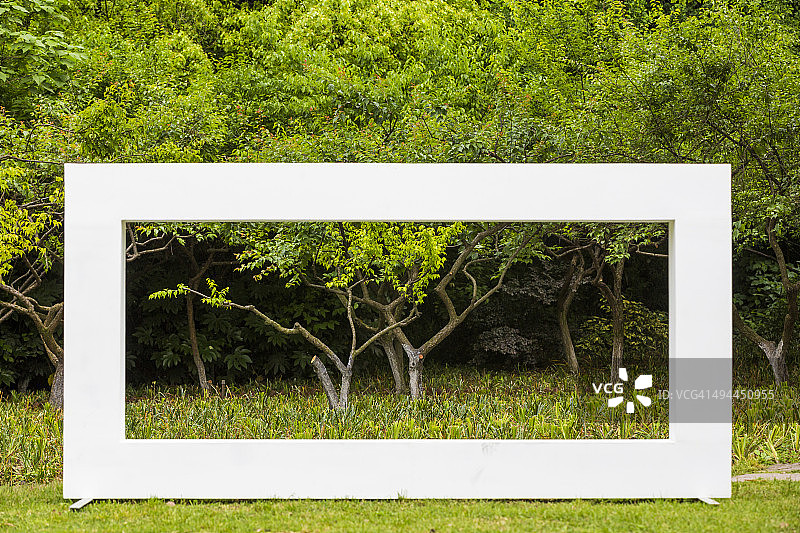 公园里的巨大框架图片素材