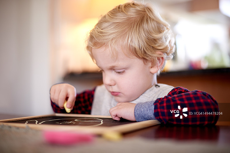 儿童的无限想象力图片素材