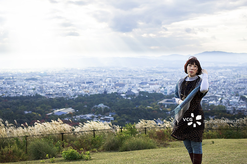 在若草山顶上的女人图片素材