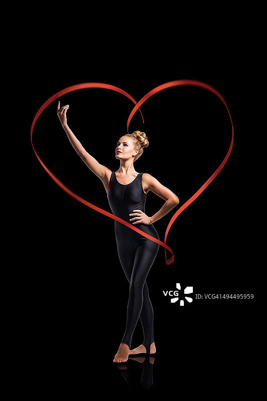 站在心形丝带中间的舞者图片素材