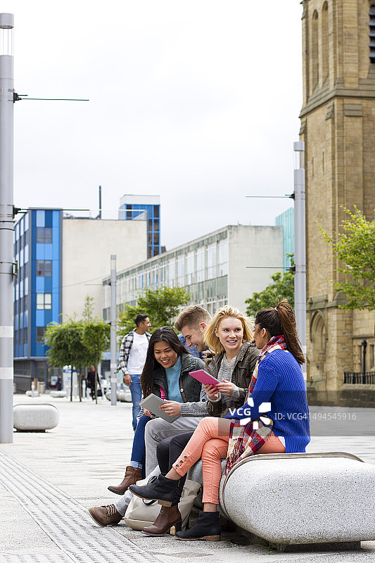 沉迷于技术和互联网的学生图片素材